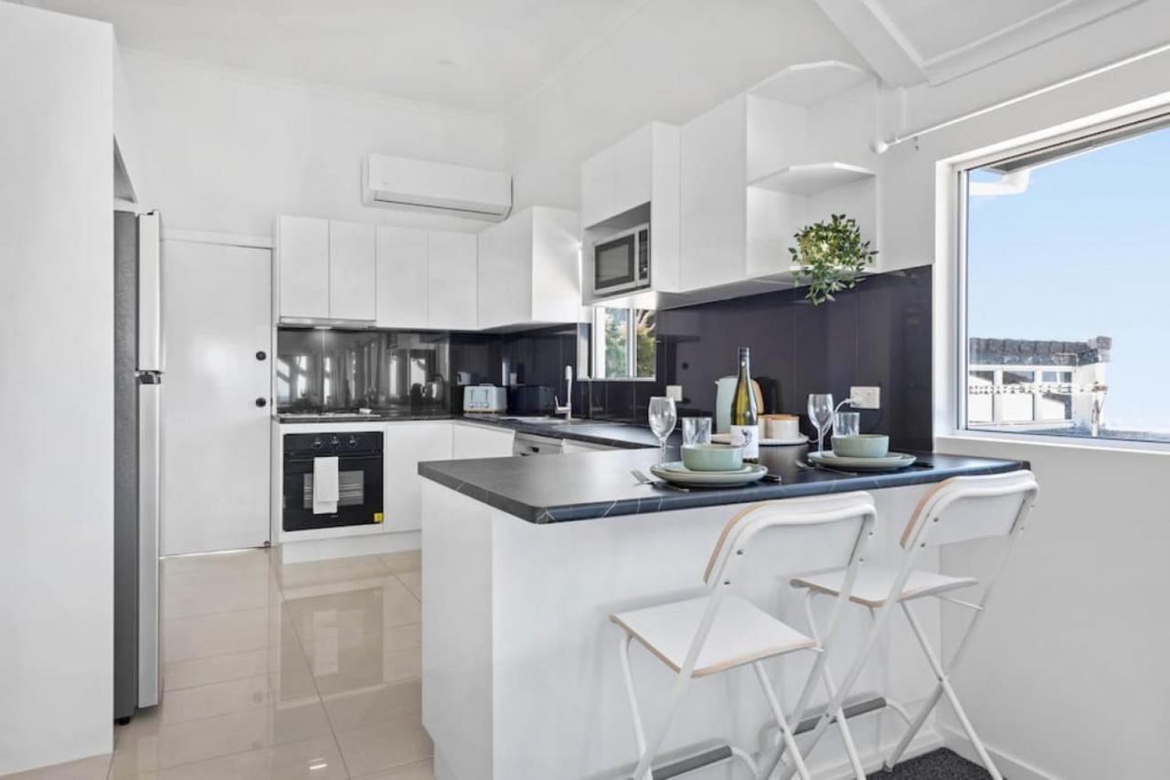 Bay Vista Two Bedroom Waterfront Apartment Redcliffe Exterior photo